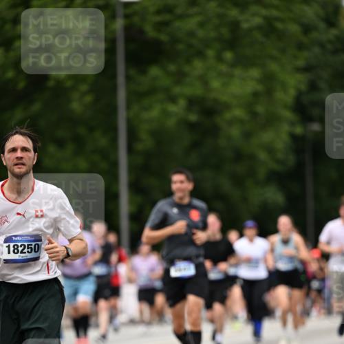 29.06.2025 - hella hamburg halbmarathon Dr. Thomas Lammeyer http://msf.ph/oto/8424429 29.06.2025 10:49:27 Kennedybrücke 1024, 1273, 1685, 1713, 1798, 3238, 3570, 4275, 4337, 4388, 5949, 6002, 6841, 6888, 7216, 7541, 8605, 8745, 8907, 9084, 9085, 10223, 10668 meine-sportfotos.de