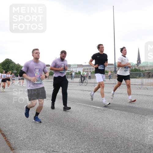 29.06.2025 - hella hamburg halbmarathon Lena Gebhardt http://msf.ph/oto/8424434 29.06.2025 10:53:19 Lombardsbrücke 5428, 12700, 3917, 1219, 1340, 1709, 1900, 1906, 1984, 2065, 2291, 2409, 2429, 2701, 2988, 3226, 3787, 4195, 4595, 4626, 4729, 5428, 5562, 5815, 5857, 6041, 6044, 6135, 6306, 6521, 7068, 7483, 7537, 7611, 7681, 7737, 7876, 8189, 8212, 8414, 8515, 8906, 9077, 9456, 9545, 9685, 9764, 9785, 10043, 10055, 10175, 10417, 10490, 10568, 10661, 11520, 11524, 11919, 12127, 12128, 12193, 12219, 12700, 13489, 13916, 13917, 14038, 14765, 14807, 14977, 14979, 16137 meine-sportfotos.de