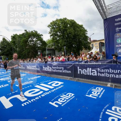 29.06.2025 - hella hamburg halbmarathon Zöllner http://msf.ph/oto/8424444 29.06.2025 10:33:49 Ziel 1743, 2228, 2243, 2746, 4246, 5193, 13771, 14310, 14466, 16243, 16755 meine-sportfotos.de