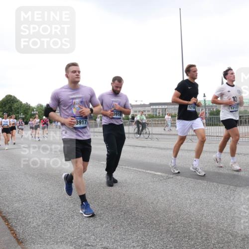29.06.2025 - hella hamburg halbmarathon Lena Gebhardt http://msf.ph/oto/8424450 29.06.2025 10:53:20 Lombardsbrücke 5428, 3917, 3916, 10, 12700, 12193, 1340, 1709, 1900, 1906, 1984, 2065, 2291, 2409, 2429, 2701, 2988, 3226, 3787, 4195, 4595, 4626, 5428, 5562, 5815, 5857, 6041, 6044, 6135, 6306, 6521, 6996, 7068, 7483, 7537, 7611, 7681, 7876, 7890, 8189, 8212, 8414, 8515, 8906, 9077, 9456, 9545, 9685, 9764, 9785, 10043, 10175, 10417, 10490, 10568, 10661, 11520, 11524, 11919, 12127, 12128, 12193, 12219, 12700, 13489, 13916, 13917, 14038, 14765, 14807, 14977, 14979, 16137 meine-sportfotos.de