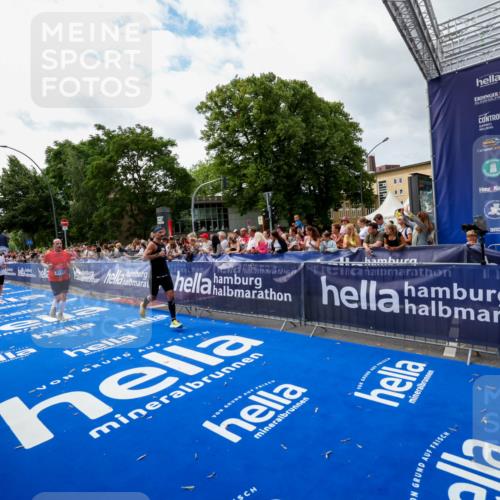 29.06.2025 - hella hamburg halbmarathon Zöllner http://msf.ph/oto/8424470 29.06.2025 10:33:51 Ziel 1743, 2228, 2243, 2746, 4246, 5193, 10865, 13771, 14310, 14466, 16243 meine-sportfotos.de