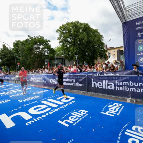 29.06.2025 - hella hamburg halbmarathon Zöllner http://msf.ph/oto/8424479 29.06.2025 10:33:51 Ziel 1743, 2228, 2243, 2746, 4246, 5193, 10865, 13771, 14310, 14466, 16243 meine-sportfotos.de