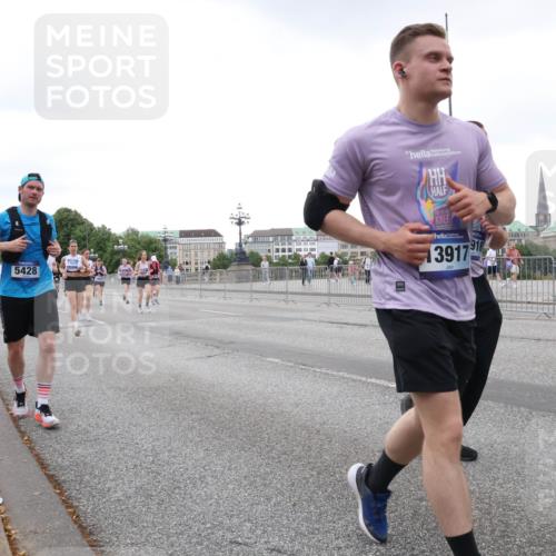 29.06.2025 - hella hamburg halbmarathon Lena Gebhardt http://msf.ph/oto/8424496 29.06.2025 10:53:20 Lombardsbrücke 5428, 17577, 3917, 1340, 1709, 1900, 1906, 1984, 2065, 2291, 2409, 2429, 2701, 2988, 3226, 3787, 4195, 4595, 4626, 5428, 5562, 5815, 5857, 6041, 6044, 6135, 6306, 6521, 6996, 7068, 7483, 7537, 7611, 7681, 7876, 7890, 8189, 8212, 8414, 8515, 8906, 9077, 9456, 9545, 9685, 9764, 9785, 10043, 10175, 10417, 10490, 10568, 10661, 11520, 11524, 11919, 12127, 12128, 12193, 12219, 12700, 13489, 13916, 13917, 14038, 14765, 14807, 14977, 14979, 16137 meine-sportfotos.de