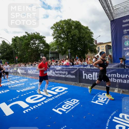 29.06.2025 - hella hamburg halbmarathon Zöllner http://msf.ph/oto/8424502 29.06.2025 10:33:52 Ziel 1743, 2228, 2243, 2746, 4246, 5193, 10865, 13771, 14310, 14466, 16243 meine-sportfotos.de