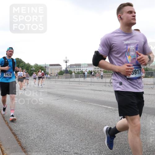 29.06.2025 - hella hamburg halbmarathon Lena Gebhardt http://msf.ph/oto/8424508 29.06.2025 10:53:20 Lombardsbrücke 5428, 17577, 3917, 1340, 1709, 1900, 1906, 1984, 2065, 2291, 2409, 2429, 2701, 2988, 3226, 3787, 4195, 4595, 4626, 5428, 5562, 5815, 5857, 6041, 6044, 6135, 6306, 6521, 6996, 7068, 7483, 7537, 7611, 7681, 7876, 7890, 8189, 8212, 8414, 8515, 8906, 9077, 9456, 9545, 9685, 9764, 9785, 10043, 10175, 10417, 10490, 10568, 10661, 11520, 11524, 11919, 12127, 12128, 12193, 12219, 12700, 13489, 13916, 13917, 14038, 14765, 14807, 14977, 14979, 16137 meine-sportfotos.de