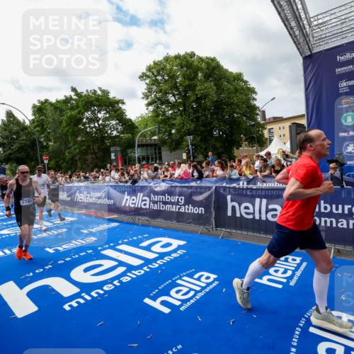 29.06.2025 - hella hamburg halbmarathon Zöllner http://msf.ph/oto/8424521 29.06.2025 10:33:53 Ziel 1743, 2228, 2243, 2746, 4246, 5193, 10865, 13771, 14310, 14466, 16243 meine-sportfotos.de