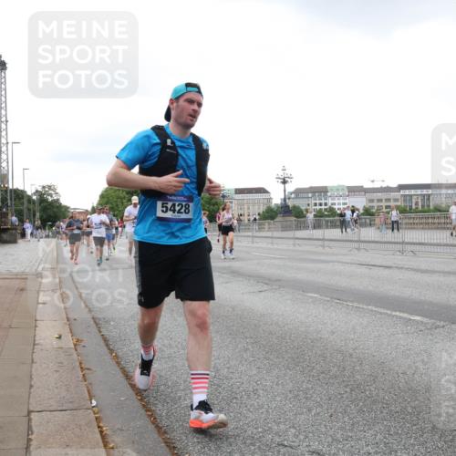 29.06.2025 - hella hamburg halbmarathon Lena Gebhardt http://msf.ph/oto/8424522 29.06.2025 10:53:21 Lombardsbrücke 5428, 1340, 1709, 1900, 1906, 1984, 2065, 2291, 2409, 2429, 2701, 2988, 3226, 3787, 4195, 4595, 4626, 5428, 5562, 5815, 5857, 6041, 6044, 6135, 6306, 6521, 6913, 6996, 7068, 7483, 7537, 7611, 7681, 7876, 7890, 8189, 8212, 8414, 8515, 8906, 9077, 9456, 9545, 9685, 9764, 9785, 10043, 10175, 10417, 10490, 10568, 10661, 11520, 11524, 11919, 12193, 12219, 12700, 13489, 13916, 13917, 14038, 14765, 14807, 14977, 14979, 16137 meine-sportfotos.de