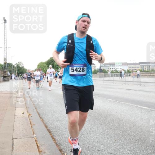 29.06.2025 - hella hamburg halbmarathon Lena Gebhardt http://msf.ph/oto/8424536 29.06.2025 10:53:21 Lombardsbrücke 5428, 1340, 1709, 1900, 1906, 1984, 2065, 2291, 2409, 2429, 2701, 2988, 3226, 3787, 4195, 4595, 4626, 5428, 5562, 5815, 5857, 6041, 6044, 6135, 6306, 6521, 6913, 6996, 7068, 7483, 7537, 7611, 7681, 7876, 7890, 8189, 8212, 8414, 8515, 8906, 9077, 9456, 9545, 9685, 9764, 9785, 10043, 10175, 10417, 10490, 10568, 10661, 11520, 11524, 11919, 12193, 12219, 12700, 13489, 13916, 13917, 14038, 14765, 14807, 14977, 14979, 16137 meine-sportfotos.de