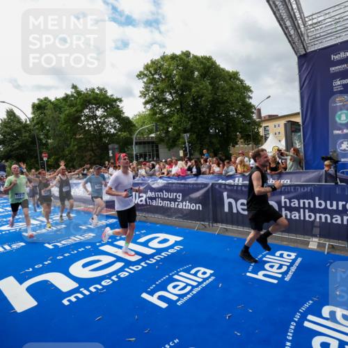 29.06.2025 - hella hamburg halbmarathon Zöllner http://msf.ph/oto/8424548 29.06.2025 10:33:54 Ziel 1743, 2228, 2243, 2746, 10865, 13771, 14310, 14466, 15500, 16243 meine-sportfotos.de