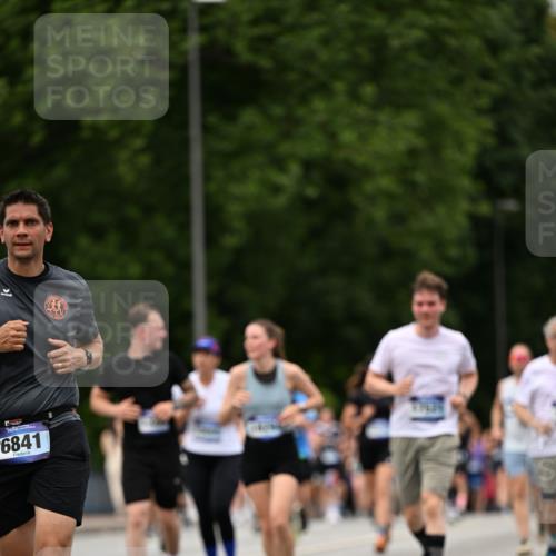 29.06.2025 - hella hamburg halbmarathon Dr. Thomas Lammeyer http://msf.ph/oto/8424549 29.06.2025 10:49:31 Kennedybrücke 1024, 1273, 1685, 1774, 1798, 2779, 3238, 3570, 4275, 4337, 4388, 5099, 5949, 6002, 6841, 6888, 7216, 7859, 8605, 8745, 8907, 9084, 9085, 10668 meine-sportfotos.de