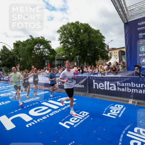 29.06.2025 - hella hamburg halbmarathon Zöllner http://msf.ph/oto/8424560 29.06.2025 10:33:54 Ziel 1743, 2228, 2243, 2746, 10865, 13771, 14310, 14466, 15500, 16243 meine-sportfotos.de