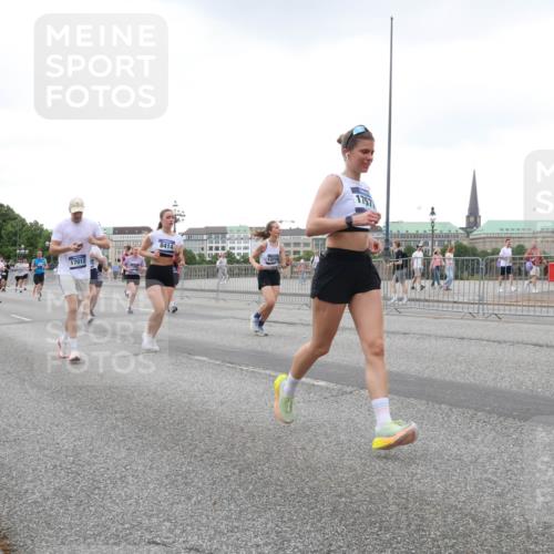 29.06.2025 - hella hamburg halbmarathon Lena Gebhardt http://msf.ph/oto/8424574 29.06.2025 10:53:24 Lombardsbrücke 10490, 18311, 17012, 8414, 17571, 1340, 1709, 1900, 1906, 1984, 2065, 2291, 2409, 2429, 2988, 3226, 3787, 4195, 4595, 4626, 5428, 5562, 5815, 5857, 6041, 6044, 6135, 6306, 6521, 6913, 6996, 7068, 7483, 7537, 7611, 7681, 7876, 7890, 8189, 8212, 8414, 8515, 8906, 9077, 9456, 9531, 9685, 9764, 9785, 10043, 10175, 10417, 10490, 10568, 10661, 11520, 11524, 12193, 12219, 12700, 13489, 13916, 13917, 14038, 14765, 14807, 14977, 14979, 16137 meine-sportfotos.de