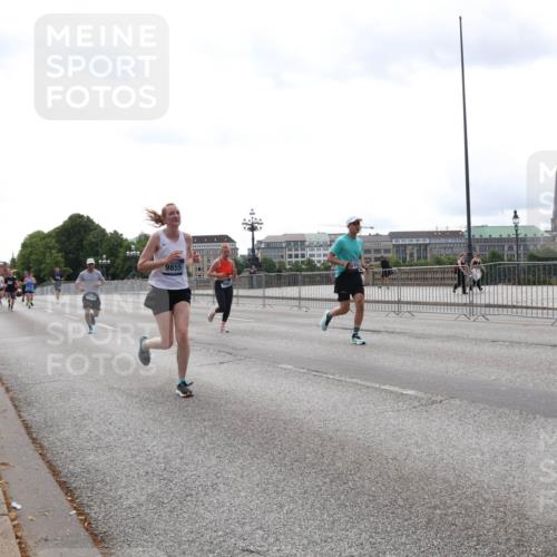 29.06.2025 - hella hamburg halbmarathon Lena Gebhardt http://msf.ph/oto/8424606 29.06.2025 10:28:31 Lombardsbrücke 9855, 1557, 3445, 4700, 5249, 5250, 5369, 5604, 5718, 5903, 5939, 6102, 6418, 7667, 7980, 8215, 8327, 8560, 9642, 9653, 9654, 9716, 9855, 10068, 10434, 12842, 13045, 13296, 13400, 13568, 13678, 14017, 14155, 15123, 15256, 16125, 16643, 18256, 18293, 18604, 19180 meine-sportfotos.de