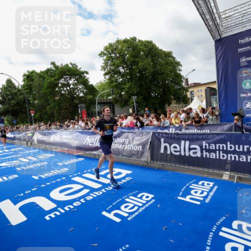 29.06.2025 - hella hamburg halbmarathon Zöllner http://msf.ph/oto/8424607 29.06.2025 10:33:56 Ziel 1743, 2243, 10865, 13771, 14310, 14466, 15500, 16243 meine-sportfotos.de
