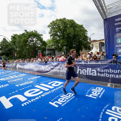 29.06.2025 - hella hamburg halbmarathon Zöllner http://msf.ph/oto/8424617 29.06.2025 10:33:56 Ziel 1743, 2243, 10865, 13771, 14310, 14466, 15500, 16243 meine-sportfotos.de