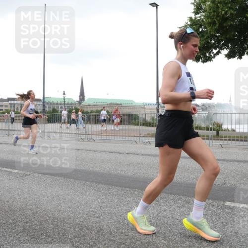 29.06.2025 - hella hamburg halbmarathon Lena Gebhardt http://msf.ph/oto/8424618 29.06.2025 10:53:24 Lombardsbrücke 8414, 12219, 1340, 1709, 1900, 1906, 1984, 2065, 2291, 2409, 2429, 2988, 3226, 3787, 4195, 4595, 4626, 5428, 5562, 5815, 5857, 6041, 6044, 6135, 6306, 6521, 6913, 6996, 7068, 7483, 7537, 7611, 7681, 7876, 7890, 8189, 8212, 8414, 8515, 8906, 9077, 9456, 9531, 9685, 9764, 9785, 10043, 10175, 10417, 10490, 10568, 10661, 11520, 11524, 12193, 12219, 12700, 13489, 13916, 13917, 14038, 14765, 14807, 14977, 14979, 16137 meine-sportfotos.de