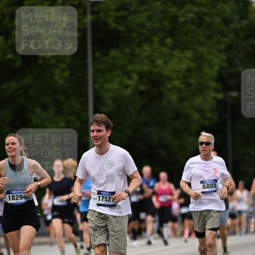 29.06.2025 - hella hamburg halbmarathon Dr. Thomas Lammeyer http://msf.ph/oto/8424623 29.06.2025 10:49:33 Kennedybrücke 1024, 1774, 1798, 2550, 2779, 3570, 4275, 4337, 4388, 5099, 5949, 6002, 6841, 6888, 7216, 7859, 8605, 8745, 8907, 9084, 9085, 10668, 10727 meine-sportfotos.de