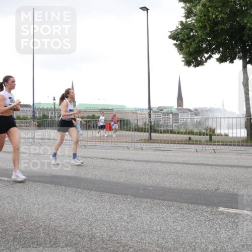29.06.2025 - hella hamburg halbmarathon Lena Gebhardt http://msf.ph/oto/8424631 29.06.2025 10:53:25 Lombardsbrücke 17012, 841, 1340, 1709, 1900, 1906, 1984, 2065, 2291, 2409, 2429, 2988, 3226, 3787, 4195, 4595, 4626, 5428, 5562, 5815, 5857, 6041, 6044, 6135, 6306, 6521, 6913, 6996, 7039, 7068, 7483, 7537, 7611, 7681, 7876, 7890, 8189, 8212, 8414, 8515, 8906, 9077, 9456, 9531, 9685, 9764, 9785, 10043, 10175, 10417, 10490, 10568, 10661, 11520, 11524, 12193, 12219, 12700, 13489, 13916, 13917, 14038, 14765, 14807, 14977, 14979, 16137 meine-sportfotos.de