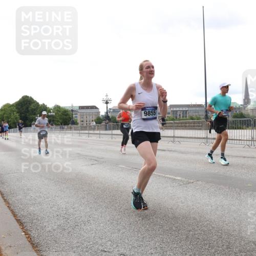 29.06.2025 - hella hamburg halbmarathon Lena Gebhardt http://msf.ph/oto/8424657 29.06.2025 10:28:31 Lombardsbrücke 7980, 9855, 1557, 3445, 4700, 5249, 5250, 5369, 5604, 5718, 5903, 5939, 6102, 6418, 7667, 7980, 8215, 8327, 8560, 9642, 9653, 9654, 9716, 9855, 10068, 10434, 12842, 13045, 13296, 13400, 13568, 13678, 14017, 14155, 15123, 15256, 16125, 16643, 18256, 18293, 18604, 19180 meine-sportfotos.de