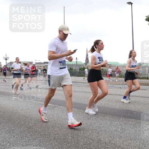 29.06.2025 - hella hamburg halbmarathon Lena Gebhardt http://msf.ph/oto/8424684 29.06.2025 10:53:26 Lombardsbrücke 2409, 18311, 17012, 14419, 8414, 1340, 1709, 1900, 1906, 1984, 2065, 2291, 2409, 2429, 2988, 3226, 3787, 4195, 4595, 4626, 5428, 5562, 5815, 5857, 6041, 6044, 6135, 6306, 6521, 6913, 6996, 7039, 7068, 7483, 7537, 7611, 7681, 7876, 7890, 8189, 8212, 8414, 8515, 8906, 9077, 9456, 9531, 9685, 9764, 9771, 9785, 10043, 10175, 10417, 10490, 10568, 10661, 11520, 11524, 12193, 12219, 12700, 13489, 13916, 13917, 14038, 14807, 14977, 14979, 16137 meine-sportfotos.de
