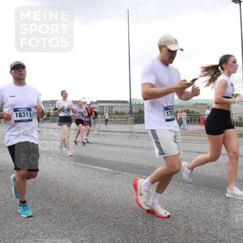 29.06.2025 - hella hamburg halbmarathon Lena Gebhardt http://msf.ph/oto/8424703 29.06.2025 10:53:26 Lombardsbrücke 10490, 24, 18311, 14419, 17012, 1340, 1709, 1900, 1906, 1984, 2065, 2291, 2409, 2429, 2988, 3226, 3787, 4195, 4595, 4626, 5428, 5562, 5815, 5857, 6041, 6044, 6135, 6306, 6521, 6913, 6996, 7039, 7068, 7483, 7537, 7611, 7681, 7876, 7890, 8189, 8212, 8414, 8515, 8906, 9077, 9456, 9531, 9685, 9764, 9771, 9785, 10043, 10175, 10417, 10490, 10568, 10661, 11520, 11524, 12193, 12219, 12700, 13489, 13916, 13917, 14038, 14807, 14977, 14979, 16137 meine-sportfotos.de
