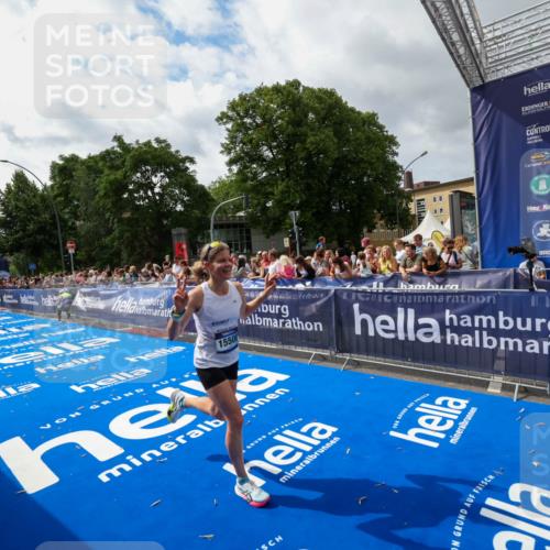 29.06.2025 - hella hamburg halbmarathon Zöllner http://msf.ph/oto/8424706 29.06.2025 10:34:02 Ziel 9345, 9519, 11227, 13493, 13494, 14448, 15268, 15500, 17877 meine-sportfotos.de