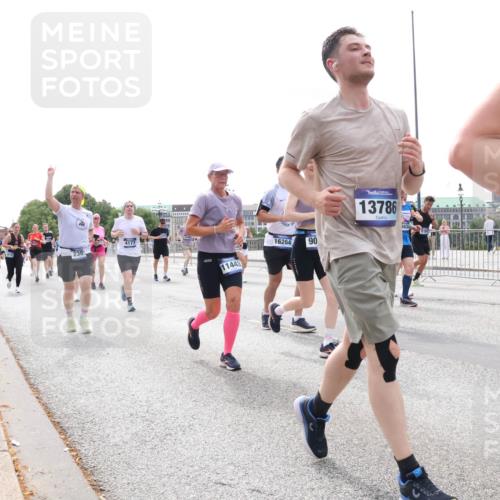 29.06.2025 - hella hamburg halbmarathon Lena Gebhardt http://msf.ph/oto/8424722 29.06.2025 10:43:18 Lombardsbrücke 4177, 11443, 16264, 90, 13786, 1149, 1155, 1467, 1788, 1816, 1878, 2103, 2158, 2267, 2361, 2450, 2509, 2971, 3074, 3238, 3329, 3378, 3390, 3518, 3638, 3764, 4056, 4105, 4177, 4302, 4367, 4385, 4680, 5067, 5268, 5370, 5610, 5720, 5755, 5967, 6012, 6096, 6226, 6440, 6931, 7043, 7197, 7461, 7872, 7926, 8135, 8184, 8233, 8408, 8435, 8795, 8991, 9072, 9304, 9378, 9639, 9641, 9644, 9831, 9976, 10008, 10083, 10180, 10200, 10202, 11710, 13049 meine-sportfotos.de
