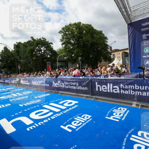 29.06.2025 - hella hamburg halbmarathon Zöllner http://msf.ph/oto/8424735 29.06.2025 10:34:03 Ziel 9345, 9519, 11019, 11227, 13493, 13494, 14448, 15268, 15500, 17877 meine-sportfotos.de