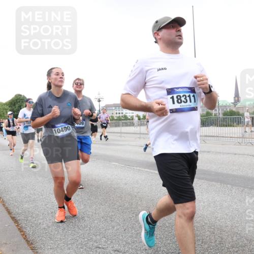 29.06.2025 - hella hamburg halbmarathon Lena Gebhardt http://msf.ph/oto/8424739 29.06.2025 10:53:27 Lombardsbrücke 10490, 09, 18311, 1340, 1709, 1900, 1906, 1984, 2065, 2291, 2409, 2429, 3226, 4195, 4595, 4626, 5428, 5562, 5815, 5856, 5857, 6041, 6044, 6135, 6306, 6521, 6913, 6996, 7039, 7068, 7483, 7537, 7611, 7681, 7876, 7890, 8189, 8212, 8414, 8515, 8906, 9077, 9456, 9531, 9685, 9764, 9771, 9785, 10043, 10175, 10490, 10661, 11520, 11524, 12193, 12219, 12700, 13489, 13916, 13917, 14038, 14977, 14979, 16137 meine-sportfotos.de