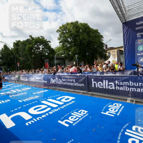 29.06.2025 - hella hamburg halbmarathon Zöllner http://msf.ph/oto/8424749 29.06.2025 10:34:04 Ziel 9345, 9519, 11019, 11227, 13493, 13494, 14448, 15268, 16724, 17877 meine-sportfotos.de