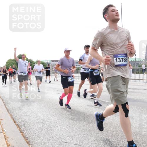 29.06.2025 - hella hamburg halbmarathon Lena Gebhardt http://msf.ph/oto/8424750 29.06.2025 10:43:18 Lombardsbrücke 4177, 11443, 16264, 9072, 13786, 1149, 1155, 1467, 1788, 1816, 1878, 2103, 2158, 2267, 2361, 2450, 2509, 2971, 3074, 3238, 3329, 3378, 3390, 3518, 3638, 3764, 4056, 4105, 4177, 4302, 4367, 4385, 4680, 5067, 5268, 5370, 5610, 5720, 5755, 5967, 6012, 6096, 6226, 6440, 6931, 7043, 7197, 7461, 7872, 7926, 8135, 8184, 8233, 8408, 8435, 8795, 8991, 9072, 9304, 9378, 9639, 9641, 9644, 9831, 9976, 10008, 10083, 10180, 10200, 10202, 11710, 13049 meine-sportfotos.de