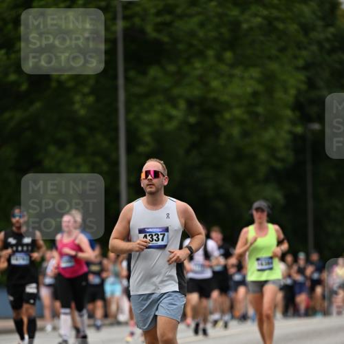 29.06.2025 - hella hamburg halbmarathon Dr. Thomas Lammeyer http://msf.ph/oto/8424764 29.06.2025 10:49:38 Kennedybrücke 1024, 1774, 1798, 2550, 2779, 3570, 4275, 4337, 4388, 5099, 5949, 6841, 6888, 7216, 7859, 7912, 8745, 8907, 9084, 9085, 10562, 10668, 10727 meine-sportfotos.de