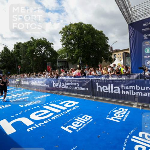 29.06.2025 - hella hamburg halbmarathon Zöllner http://msf.ph/oto/8424765 29.06.2025 10:34:04 Ziel 9345, 9519, 11019, 11227, 13493, 13494, 14448, 15268, 16724, 17877 meine-sportfotos.de