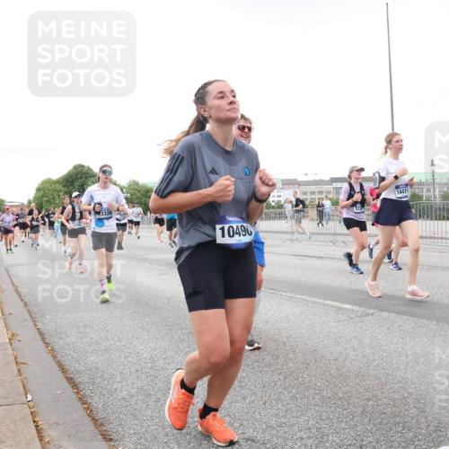 29.06.2025 - hella hamburg halbmarathon Lena Gebhardt http://msf.ph/oto/8424777 29.06.2025 10:53:27 Lombardsbrücke 3326, 10490, 419, 14415, 1340, 1709, 1900, 1906, 1984, 2065, 2291, 2409, 2429, 3226, 4195, 4595, 4626, 5428, 5562, 5815, 5856, 5857, 6041, 6044, 6135, 6306, 6521, 6913, 6996, 7039, 7068, 7483, 7537, 7611, 7681, 7876, 7890, 8189, 8212, 8414, 8515, 8906, 9077, 9456, 9531, 9685, 9764, 9771, 9785, 10043, 10175, 10490, 10661, 11520, 11524, 12193, 12219, 12700, 13489, 13916, 13917, 14038, 14977, 14979, 16137 meine-sportfotos.de