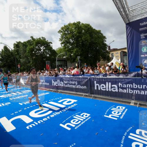 29.06.2025 - hella hamburg halbmarathon Zöllner http://msf.ph/oto/8424789 29.06.2025 10:34:05 Ziel 9345, 9519, 11019, 11227, 13066, 13493, 13494, 14448, 15268, 16724, 17877 meine-sportfotos.de