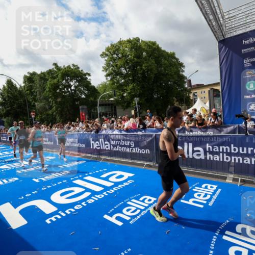 29.06.2025 - hella hamburg halbmarathon Zöllner http://msf.ph/oto/8424808 29.06.2025 10:34:06 Ziel 9345, 9519, 11019, 11202, 11227, 13066, 13493, 13494, 14448, 15268, 16724, 17877 meine-sportfotos.de