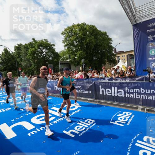 29.06.2025 - hella hamburg halbmarathon Zöllner http://msf.ph/oto/8424823 29.06.2025 10:34:07 Ziel 9345, 9376, 9519, 11019, 11202, 11227, 13066, 13493, 13494, 14448, 15268, 16724, 17751, 17877 meine-sportfotos.de