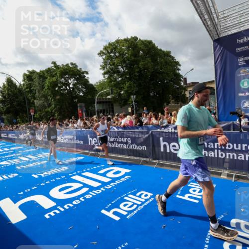 29.06.2025 - hella hamburg halbmarathon Zöllner http://msf.ph/oto/8424852 29.06.2025 10:34:09 Ziel 9345, 9376, 11019, 11202, 11227, 13066, 13494, 14448, 16724, 17751, 17877 meine-sportfotos.de