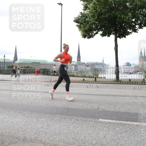 29.06.2025 - hella hamburg halbmarathon Lena Gebhardt http://msf.ph/oto/8424879 29.06.2025 10:28:34 Lombardsbrücke 61, 1518, 1557, 3445, 4700, 4834, 5167, 5249, 5250, 5369, 5604, 5718, 5903, 5939, 6102, 6418, 7667, 7980, 8215, 8327, 8560, 9642, 9653, 9654, 9716, 9855, 10068, 10434, 13045, 13296, 13400, 14017, 14155, 15123, 15256, 16125, 16643, 18256, 18293, 18604, 19180 meine-sportfotos.de