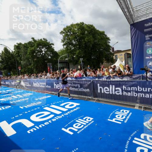 29.06.2025 - hella hamburg halbmarathon Zöllner http://msf.ph/oto/8424887 29.06.2025 10:34:11 Ziel 7884, 9376, 11019, 11202, 13066, 14448, 16724, 17751 meine-sportfotos.de