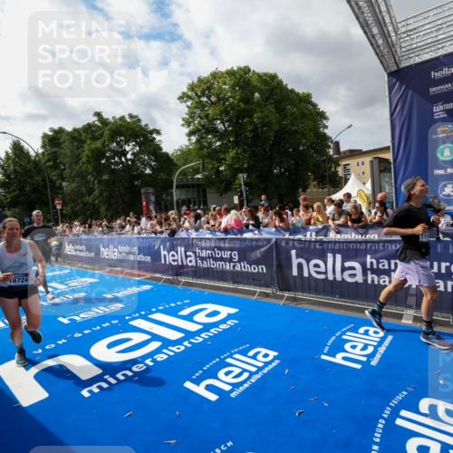 29.06.2025 - hella hamburg halbmarathon Zöllner http://msf.ph/oto/8424894 29.06.2025 10:34:12 Ziel 7884, 7901, 9376, 11019, 11202, 13066, 16724, 17751, 18906 meine-sportfotos.de