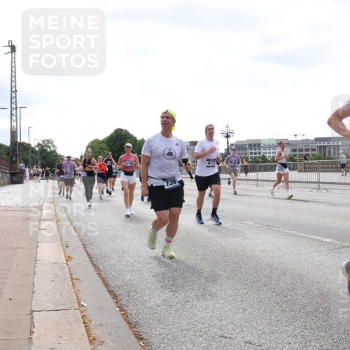 29.06.2025 - hella hamburg halbmarathon Lena Gebhardt http://msf.ph/oto/8424906 29.06.2025 10:43:19 Lombardsbrücke 144, 1149, 1155, 1467, 1788, 1816, 1878, 2103, 2158, 2267, 2361, 2450, 2509, 2971, 3074, 3238, 3329, 3378, 3390, 3518, 3638, 3764, 4056, 4177, 4302, 4367, 4680, 5067, 5214, 5268, 5370, 5610, 5720, 5755, 5967, 6012, 6096, 6226, 6440, 6931, 7043, 7197, 7461, 7872, 7926, 8135, 8184, 8233, 8408, 8435, 8504, 8795, 8991, 9072, 9304, 9378, 9639, 9641, 9644, 9831, 9976, 10008, 10083, 10180, 10200, 10202, 13049 meine-sportfotos.de