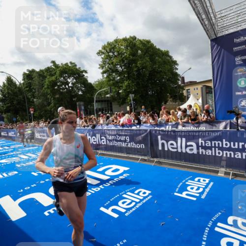 29.06.2025 - hella hamburg halbmarathon Zöllner http://msf.ph/oto/8424913 29.06.2025 10:34:12 Ziel 7884, 7901, 9376, 11019, 11202, 13066, 16724, 17751, 18906 meine-sportfotos.de