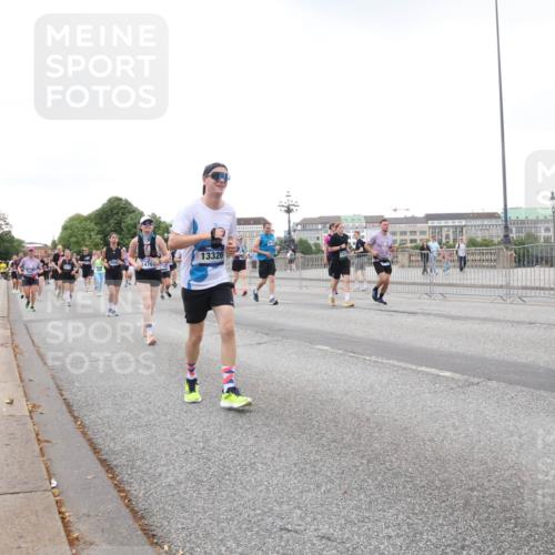 29.06.2025 - hella hamburg halbmarathon Lena Gebhardt http://msf.ph/oto/8424916 29.06.2025 10:53:28 Lombardsbrücke 4476, 13326, 1340, 1709, 1900, 1906, 1984, 2065, 2291, 2409, 2429, 3226, 4195, 4595, 4626, 4801, 5428, 5562, 5815, 5856, 5857, 6041, 6044, 6135, 6306, 6521, 6913, 6996, 7039, 7068, 7483, 7537, 7611, 7681, 7876, 7890, 8189, 8212, 8414, 8515, 8906, 9077, 9456, 9531, 9685, 9764, 9771, 9785, 10043, 10175, 10490, 10661, 11520, 11524, 12193, 12219, 12700, 13489, 13916, 13917, 14038, 14977, 16137 meine-sportfotos.de