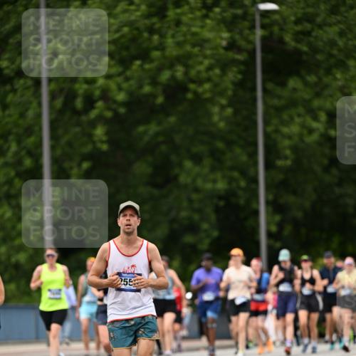 29.06.2025 - hella hamburg halbmarathon Dr. Thomas Lammeyer http://msf.ph/oto/8424919 29.06.2025 10:49:48 Kennedybrücke 1774, 1798, 2550, 2779, 2846, 2954, 3570, 3879, 3993, 4275, 4337, 4388, 5099, 5190, 5339, 5949, 6888, 7699, 7859, 7912, 8272, 8594, 8907, 9536, 10562, 10668, 10727 meine-sportfotos.de