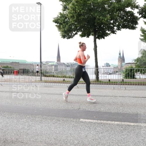 29.06.2025 - hella hamburg halbmarathon Lena Gebhardt http://msf.ph/oto/8424920 29.06.2025 10:28:34 Lombardsbrücke 79, 1518, 1557, 3445, 4700, 4834, 5167, 5249, 5250, 5369, 5604, 5718, 5903, 5939, 6102, 6418, 7667, 7980, 8215, 8327, 8560, 9642, 9653, 9654, 9716, 9855, 10068, 10434, 13045, 13296, 13400, 14017, 14155, 15123, 15256, 16125, 16643, 18256, 18293, 18604, 19180 meine-sportfotos.de