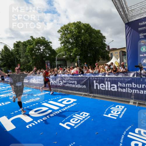 29.06.2025 - hella hamburg halbmarathon Zöllner http://msf.ph/oto/8424931 29.06.2025 10:34:14 Ziel 7884, 7901, 9376, 11202, 13066, 17751, 18906 meine-sportfotos.de