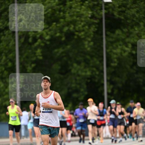29.06.2025 - hella hamburg halbmarathon Dr. Thomas Lammeyer http://msf.ph/oto/8424932 29.06.2025 10:49:48 Kennedybrücke 1774, 1798, 2550, 2779, 2846, 2954, 3570, 3879, 3993, 4275, 4337, 4388, 5099, 5190, 5339, 5949, 6888, 7699, 7859, 7912, 8272, 8594, 8907, 9536, 10562, 10668, 10727 meine-sportfotos.de