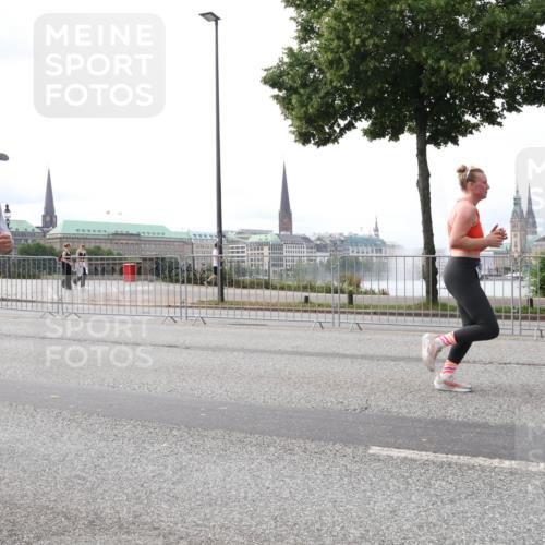 29.06.2025 - hella hamburg halbmarathon Lena Gebhardt http://msf.ph/oto/8424936 29.06.2025 10:28:34 Lombardsbrücke 939, 1518, 1557, 3445, 4700, 4834, 5167, 5249, 5250, 5369, 5604, 5718, 5903, 5939, 6102, 6418, 7667, 7980, 8215, 8327, 8560, 9642, 9653, 9654, 9716, 9855, 10068, 10434, 13045, 13296, 13400, 14017, 14155, 15123, 15256, 16125, 16643, 18256, 18293, 18604, 19180 meine-sportfotos.de
