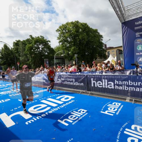 29.06.2025 - hella hamburg halbmarathon Zöllner http://msf.ph/oto/8424942 29.06.2025 10:34:14 Ziel 7884, 7901, 9376, 11202, 13066, 17751, 18906 meine-sportfotos.de